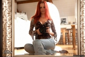 Фотосессия Рыжеволосая девушка фотограф снимает себя в одежде и без-2